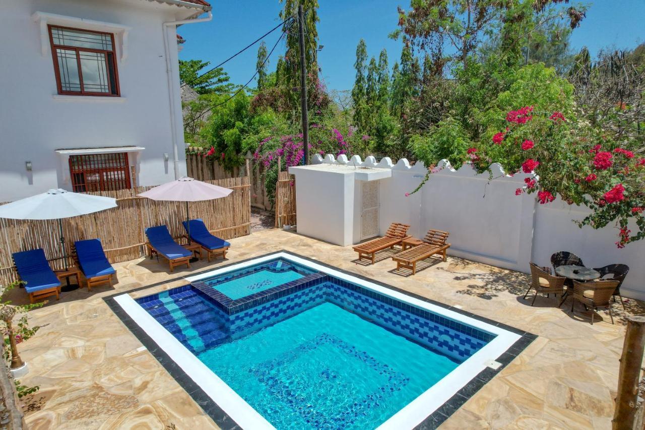 Sunny Palms Uroa