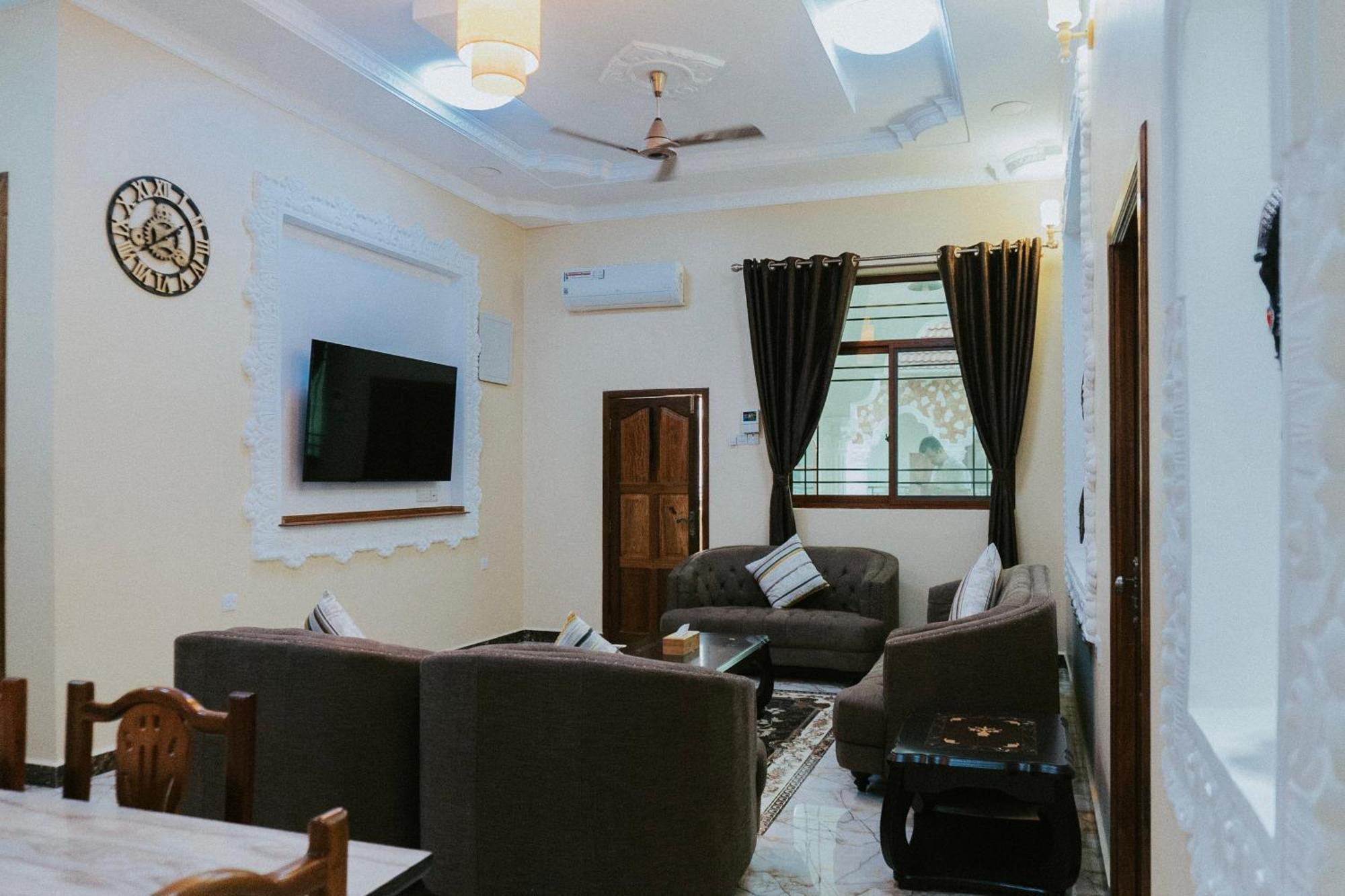 Sunny Palms Hotell 4*
