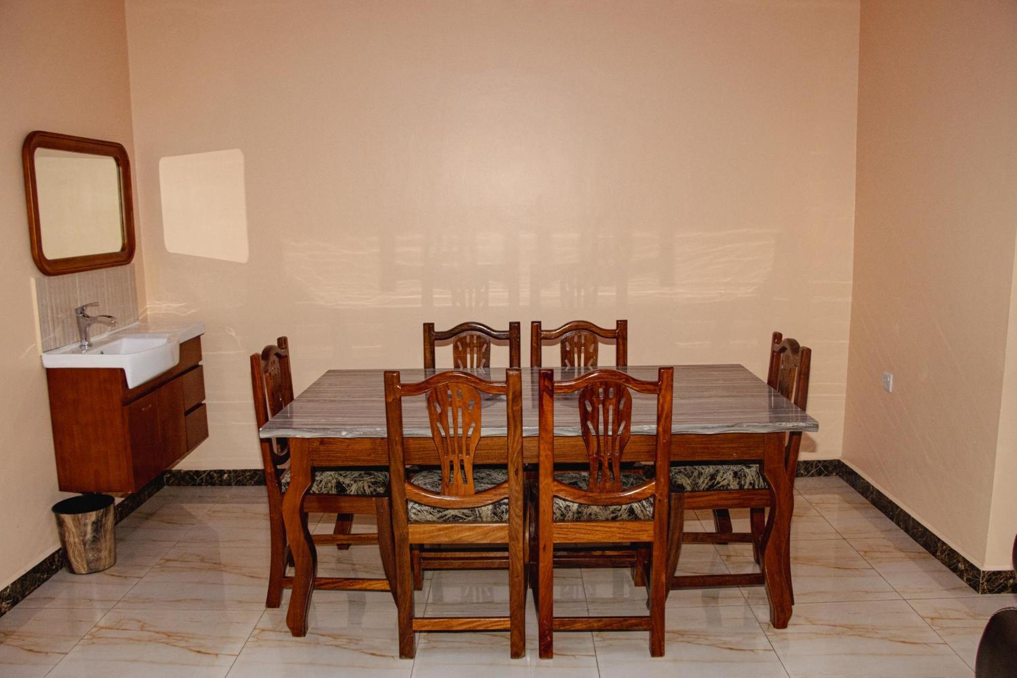 Sunny Palms Hotell 4*